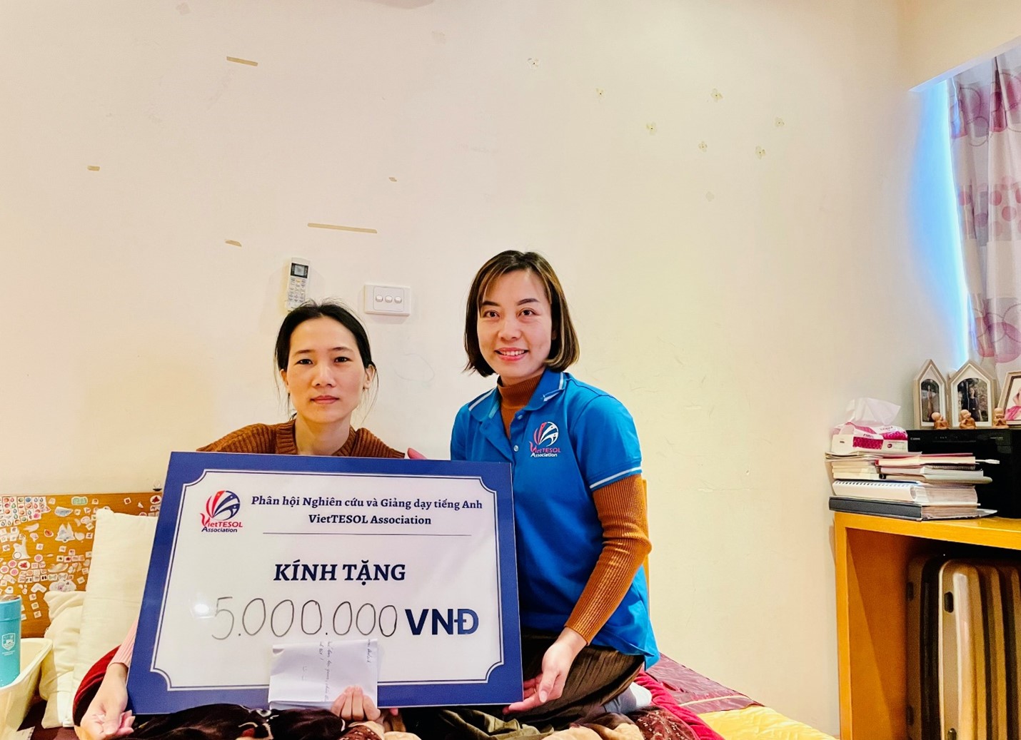 VietTESOL visited and gave gifts to Ms. Nguyen Thi Van, a breast cancer patient